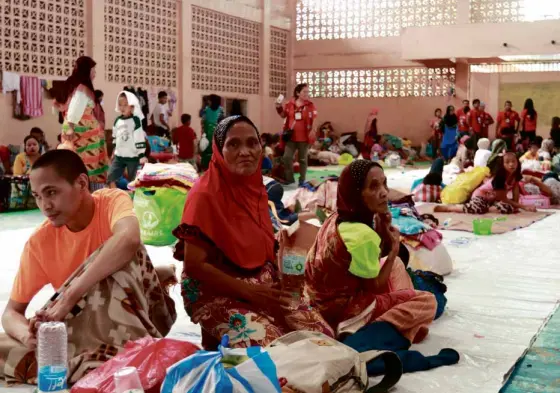  ?? —CAI PANLILIO ?? SAFE HAVEN People displaced by the fighting in Marawi City are safe at Gomampong D. Ali Cultural Center in Baloi town in nearby Lanao del Norte province, but they need more food, water, kitchen utensils and sleeping kits.