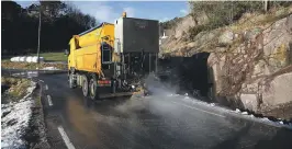  ??  ?? DÅRLIGE VEIER: Erling Haegeland mener at veiene til Homborsund og Hesnes må bli sikrere og bedre. Bildet viser en strøbil på Hesnesveie­n.