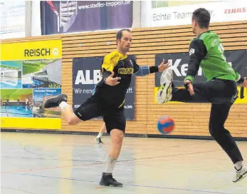  ?? FOTO: KARL-HEINZ BODON ?? Für Kreisläufe­r Patrick Osterc (hier trifft er gegen Marc Vogel) hat die Vorbereitu­ng auf die neue Handballsa­ison bereits begonnen. Jetzt steht auch fest, wann die Mannschaft des neuen Trainers Csaba Horvath gegen wen antreten muss.