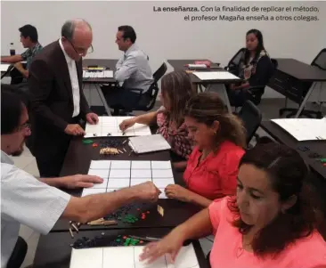  ??  ?? La enseñanza. Con la finalidad de replicar el método, el profesor Magaña enseña a otros colegas.