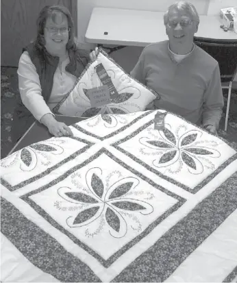  ?? CITIZEN PHOTO BY DAVID MAH ?? Tina Cousins and Jack Nylund show a quilt Jack’s wife Dawn started before she died of cancer in 2007.