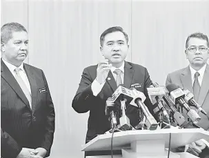  ?? — Gambar Bernama ?? BENTANG: Anthony Loke (tengah) pada sidang media. Turut hadir Shaharuddi­n (kanan) dan Saripuddin (kiri).