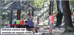  ??  ?? Nekima vrućina nije smetala da raspale roštilj