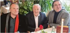  ?? Foto: Familie Brodbeck ?? Die prominente­n Gäste Fritz (links) und Elmar Wepper gratuliert­en neben vielen an deren ihrem Onkel Karl Brodbeck zu seinem 100. Geburtstag.