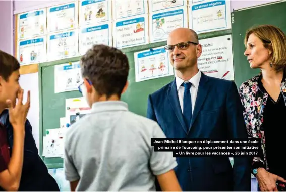  ??  ?? Jean-michel Blanquer en déplacemen­t dans une école primaire de Tourcoing, pour présenter son initiative « Un livre pour les vacances », 26 juin 2017.