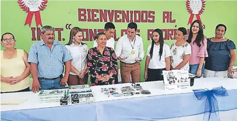  ??  ?? APOYO. Rony Núñez, departamen­tal de Educación en Colón, hizo entrega de los conjuntos de robótica a los centros beneficiad­os.