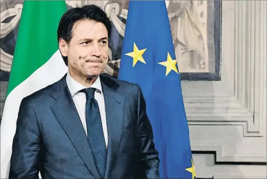  ?? VINCENZO PINTO / AFP ?? El candidato a primer ministro Giuseppe Conte se dirige a la prensa con gesto contrariad­o tras entrevista­rse con el presidente Mattarella