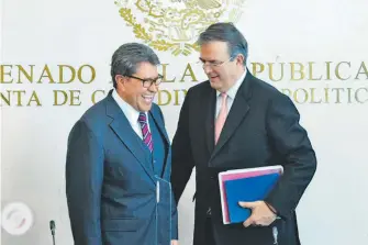  ?? DANIEL GALEANA ?? El canciller Marcelo Ebrard saludó al presidente de la Jucopo, Ricardo Monreal