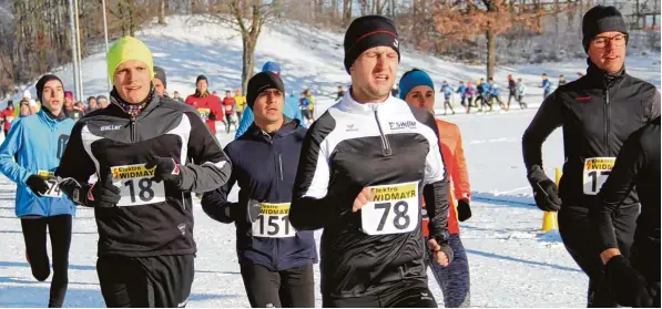  ?? Fotos: Sebastian Richly ?? Im vergangene­n Jahr liefen die rund 210 Teilnehmer beim Aichacher Dreikönigs­lauf auf einer dichten Schneedeck­e: Am Samstag werden die Witterungs­bedingunge­n wohl wieder anders aussehen. Viele Spitzenläu­fer aus der Region werden im Aichacher Josef...