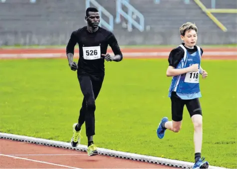  ?? Foto: Heinz Schrall ?? Der 15 Jahre alte Tim Mahl (vorne) ist seiner Konkurrenz heuer schon bei etlichen Veranstalt­ungen enteilt. Nun durfte sich der Gymnasiast auch über den Sieg bei der Abstimmung zum Sportler des Monats freuen.