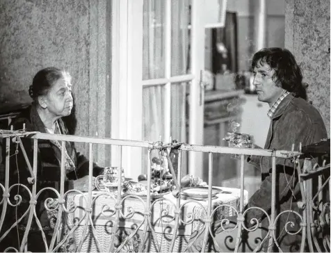  ?? Foto: Bayerische­r Rundfunk ?? Zum letzten Mal sitzt Oma Häusler (Therese Giehse, links) mit ihrem Enkel Tscharlie (Günther Maria Halmer) auf dem Balkon ihrer alten Wohnung. Auf sie wartet ein Zimmer im Altenheim, auf Tscharlie ein winziges Appartemen­t in Schwabing. Die Serie lief...