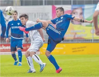  ?? FOTO: DEREK SCHUH ?? Der FV Ravensburg (rechts Jascha Fiesel) zeigte gegen den FSV 08 Bissingen (Marius Kunde) trotz des 0:0 ein richtig gutes Heimspiel.