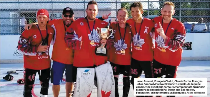  ?? PHOTO COURTOISIE ?? Jason Prevost, François Chalut, Claude Fortin, François Jobin, Sandro Morello et Claude Turmelle, de l’équipe canadienne ayant pris part aux championna­ts du monde Masters de l’Internatio­nal Street and Ball Hockey Federation, en septembre aux Bermudes.