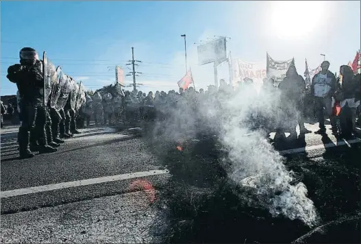  ?? MARTIN ACOSTA / REUTERS ?? Agentes antidistur­bios frente a huelguista­s en una de las vías de acceso a Buenos Aires, ayer