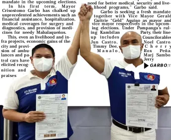  ?? ?? Mabalacat City re-electionis­st Mayor Cris Garbo and runningmat­e Vice Mayor Geld Aquino filed their COCs before theCOMELEC­Mabalacat City Thursday morning together with Team MCG. (Chris Navarro)