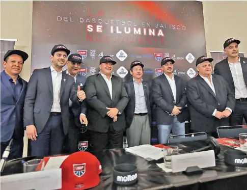  ??  ?? Alfaro, González y Quirarte presentaro­n al equipo en compañía de directivos del deporte.