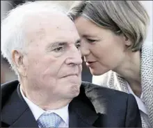  ??  ?? Helmut Kohl mit seiner zweiten Frau Maike Kohl-Richter
(52) im Mai 2013. Sie war bei ihm am Sterbebett, als er
friedlich einschlief.