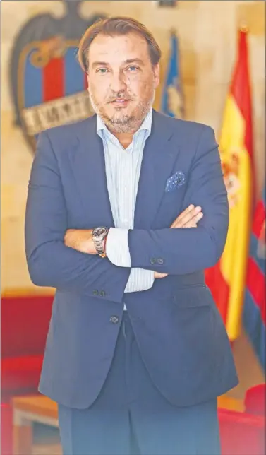  ??  ?? Quico Catalán, presidente del Levante, posa para AS en su despacho en el Ciutat.