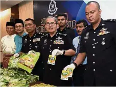  ?? — Bernama ?? Big catch: Comm Mazlan (second from right) and his officers showing the RM1mil worth of drugs seized during the operation.