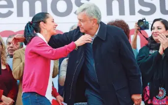  ??  ?? En su mitin en Tlalpan Sheinbaum estuvo acompañada por el precandida­to presidenci­al Andrés Manuel López Obrador.