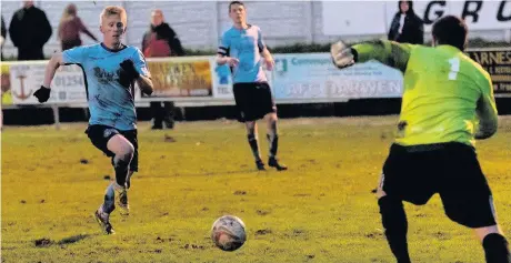  ?? Paul Watson ?? Town forward Mark Reed attempts to win the race to the ball against AFC Darwen goalkeeper Steven James.