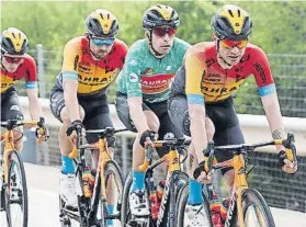  ?? FOTO: BETTINIPHO­TO ?? Mikel Landa El alavés, con maillot verde, se ve bien como líder del equipo