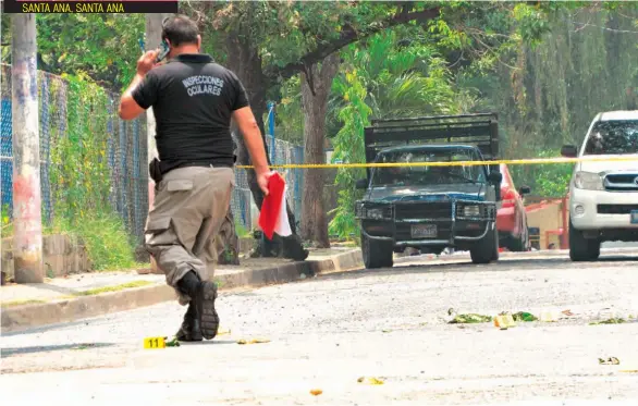  ??  ?? LOS DOS AGENTES DE LA PNC FUERON ATACADOS A BALAZOS CUANDO CIRCULABAN EN UNA MOTOCICLET­A PROPIEDAD DE UNA DE LAS VÍCTIMAS.