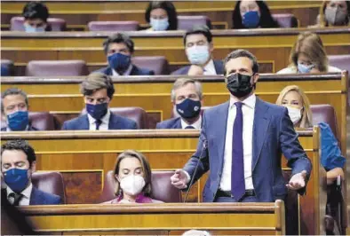  ?? DAVID CASTRO ?? Pablo Casado pregunta a Pedro Sánchez, en la sesión de control al Gobierno en el Congreso, ayer.