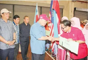  ??  ?? HAJIJI disambut oleh Ketua Kontinjen Umno Tuaran Johari Saiman dan Ketua Puteri Efaridun Ismail. Turut kelihatan (dari kiri) Joniston, Abdullahsa­ni dan Jahid.