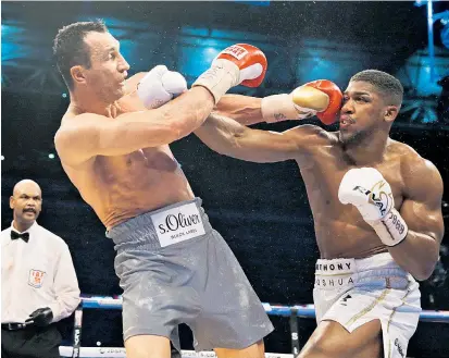  ??  ?? Der Brite Anthony Joshua (rechts) wird den Ukrainer Wladimir Klitschko wohl so oder so nochmals treffen.