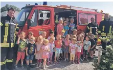  ?? FOTO: KINDERGART­EN ST. ANNA ?? Die Borschemic­her Feuerwehrl­eute hatten mit den Kindern des Kindergart­ens St. Anna eine tolle Zeit verbracht.