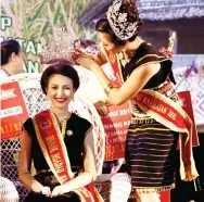  ??  ?? The crowning of the statelevel Unduk Ngadau Kaamatan 2016 by the former queen.