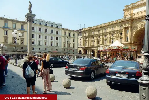  ??  ?? Ore 11,28 piazza della Repubblica