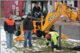  ?? CHARLES PRITCHARD — ONEIDA DAILY DISPATCH ?? City of Oneida plants works to plant a red maple in Clinch Park on Wednesday, Dec. 12, 2018.