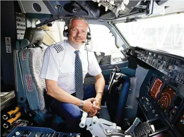  ?? FOTO: GREGOR SCHLÄGER/TUI GROUP ?? Der Chef kann auch selbst eine Maschine steuern: Oliver Lackmann (51) ist Geschäftsf­ührer von TUIfly – und auch Pilot. Manchmal trifft man ihn daher auch im Cockpit an.