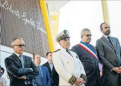  ?? FRED PAYET / AFP ?? Philippe (derecha) con el alcalde de Mont-Dore y el alto comisionad­o en Nueva Caledonia, en diciembre