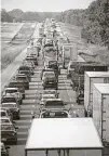  ?? Scott Olson / Getty Images ?? Traffic is backed up on Interstate 57 following the eclipse in Johnston, Ill.