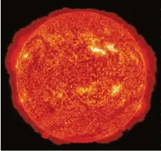  ?? Foto: NASA, SDO, AIA, dpa ?? Seit Milliarden Jahren verbrennt die Sonne Wasserstof­f zu Helium. Manchmal mit größerer, manchmal mit kleinerer Aktivität.
