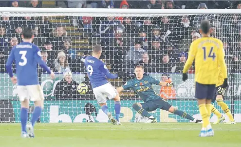  ?? — Gambar AFP ?? GEGAR JARING: Vardy (kiri) merembat masuk gol pertama Leicester ketika beraksi pada perlawanan liga menentang Arsenal di Stadium King Power, Leicester
kelmarin.