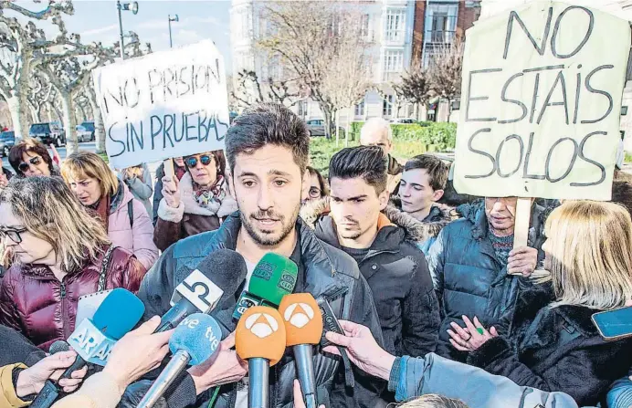  ?? San i O ero / EFE ?? Els exjugadors de l’Arandina, Víctor Rodríguez (esquerra) i Raúl Calvo (dreta), el 24 de febrer del 2020 a les portes de l’Audiència Provincial de Burgos