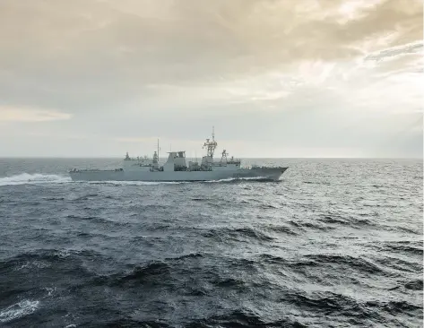  ?? LT. JENNIFER FIDLER, AFFAIRES PUBLIQUES DE LA MARINE ROYALE CANADIENNE ?? HMCS Fredericto­n sets course upon completion of an anti-ship missile defence exercise outside of Norfolk, Va., in November 2014. Canada has promised to upgrade its North Warning System, but that cost is not part of the $62 billion promised to the military over 20 years.