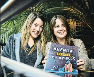  ?? NEUS MASCARÓS ?? Anna Palencia y Carlota Hernández, con la segunda edición de la agenda solidaria