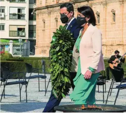  ?? EFE ?? Marta Bosquet y Juanma Moreno realizan una ofrenda floral en el Parlamento