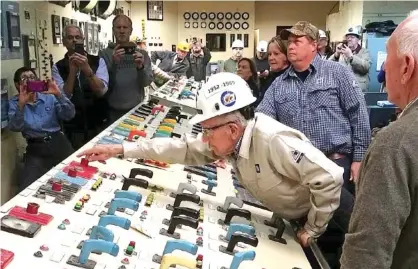  ?? CONTRIBUTE­D PHOTO ?? TVA retiree Richard “Mac” Flowers, 91, opens the breaker to separate the last operating unit from the grid of the Johnsonvil­le Fossil Plant on Sunday.