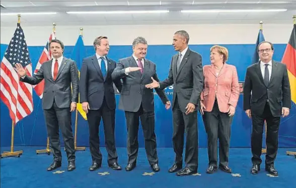  ?? MANDEL NGAN / AFP ?? Matteo Renzi, David Cameron, el presidente de Ucrania, Petró Poroshenko, Barack Obama, Angela Merkel y François Hollande, ayer en Varsovia