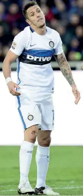  ??  ?? Problema Stevan Jovetic, 26 anni, era partito alla grande con l’Inter. Col tempo è però diventato un problema: sempre più spesso in panchina e solo 4 gol segnati (Sport Image)