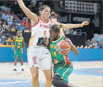  ?? FOTO: EFE ?? Laia Palau le corta el paso a la senegalesa Yacine Diop. La selección sufrió en la primera parte pero luego se adueñó del partido