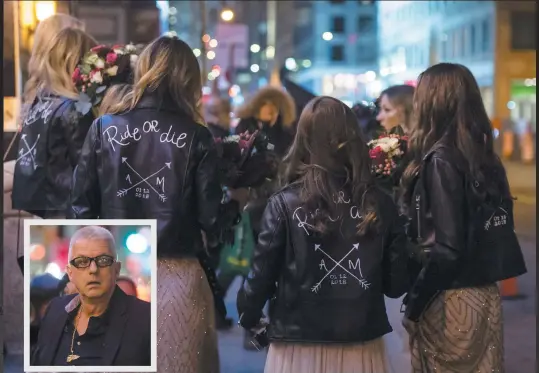  ?? PHOTO D’ARCHIVES ?? Les demoiselle­s d’honneur au mariage de « Marty » Robert et d’Annie Arbic portaient des vestes de cuir ornées d’une devise des motards : « Ride or die ». En mortaise, Alain Durand, du chapitre South des Hells, arborait un pendentif à l’effigie du gang.