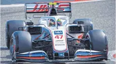  ?? FOTO: MARK SUTTON/ IMAGO IMAGES ?? Spaß im neuen Dienstwage­n: Mick Schumacher hat in Bahrain merklich Gefallen am Haas VF-21 gefunden.