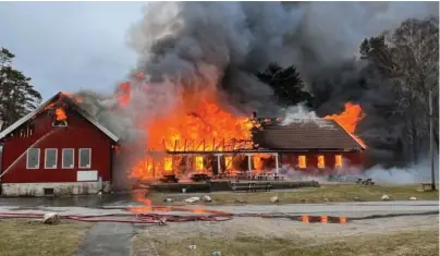  ?? FOTO: IRENE HEGGE GUTTORMSEN ?? FULL FYR: Bygget brant ned til grunnen på bare to timer.